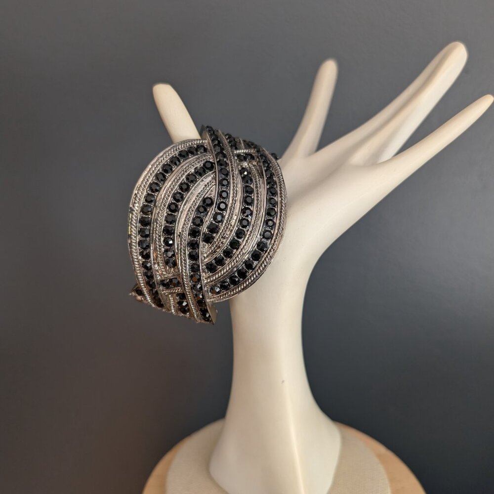 Gray metal hinge closure bracelet with black bead detail - Picture 2 of 14
